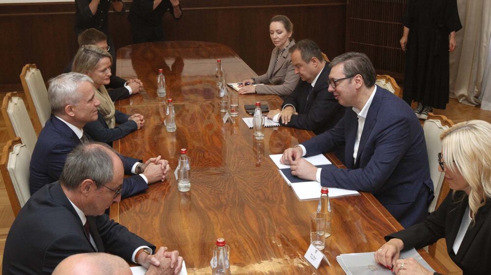 Vučić sa švajcarskim ministrom o migracijama, terorizmu i jačanju opšte bezbednosti 9