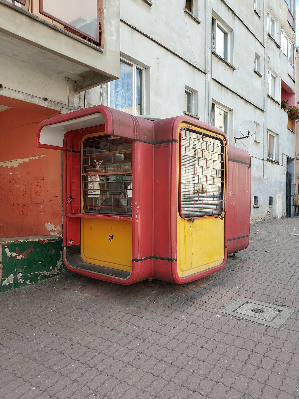 Sećate li se crvenog kioska: Simbol urbanog pejzaža Jugoslavije, miriše na tople viršle i najmekše kifle 2
