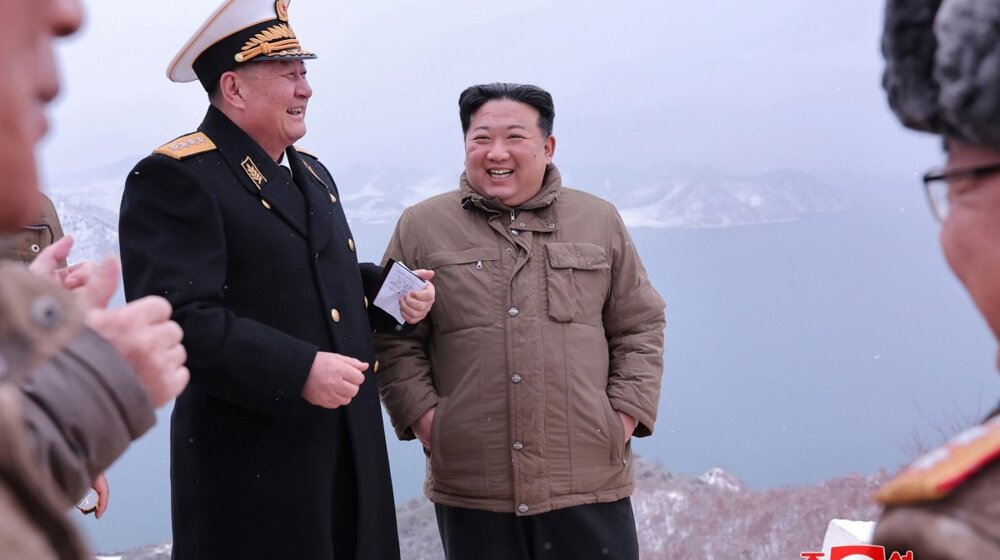 Građani Severne Koreje dužni su da nose jedan mali detalj na levoj strani: Šta to govori o Kim Džong Unu? 8