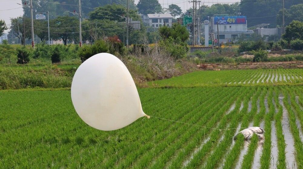 Severna Koreja se sveti Južnoj Koreji: Baloni sa đubretom lete ka Seulu 1