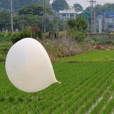 Severna Koreja se sveti Južnoj Koreji: Baloni sa đubretom lete ka Seulu 5