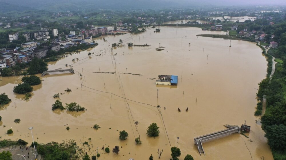 Srušio se most iznad reke, stradalo 11, nestalo 30 osoba: Posledice obilnih kiša na severu Kine (VIDEO) 9