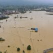 Srušio se most iznad reke, stradalo 11, nestalo 30 osoba: Posledice obilnih kiša na severu Kine (VIDEO) 13