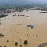 Srušio se most iznad reke, stradalo 11, nestalo 30 osoba: Posledice obilnih kiša na severu Kine (VIDEO) 2