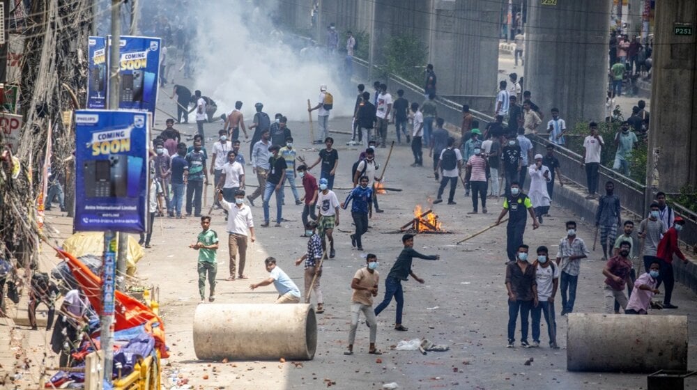 Protesti u Bangladešu: Stradalo 105 demonstranata, povređeno 300 policajaca 10