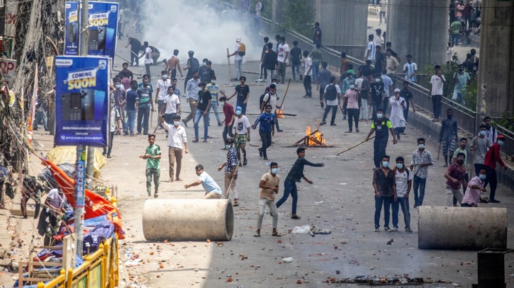 Protesti u Bangladešu: Stradalo 105 demonstranata, povređeno 300 policajaca 1