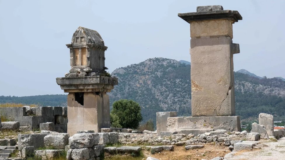 U ruševinama Ksantosa, glavnog grada Likije pod Persijancima, mogu se videti grobnice sa stubovima nalik kuli