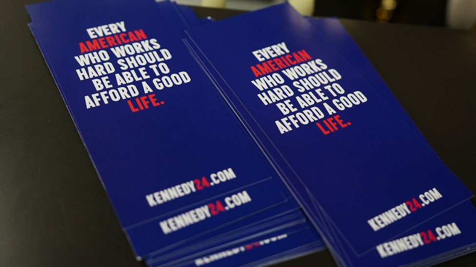 Materijal iz Kenedijeve kampanje glasi: „Svaki Amerikanac koji naporno radi trebalo bi da bude u mogućnosti da priušti dobar život"