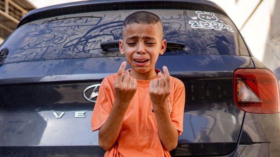 Dečak plače zbog gubitka sestre u Deir al-Bali
