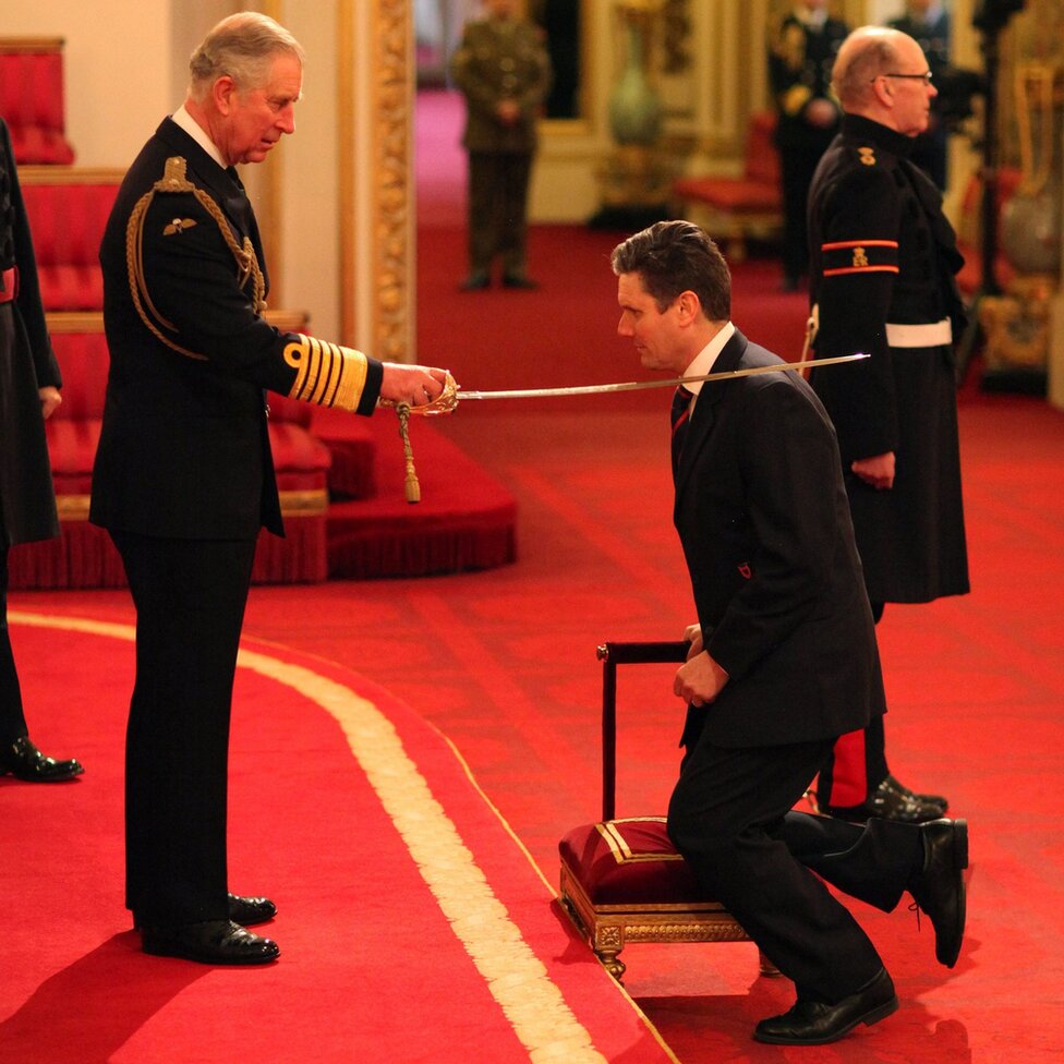 U to vreme princ Čarls daruje Kir Starmera titulom viteza 2014. godine