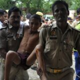 Više od 120 mrtvih u stampedu na verskom skupu u Indiji 5