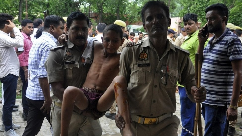Više od sto ljudi poginulo u stampedu na verskom skupu u Indiji 11