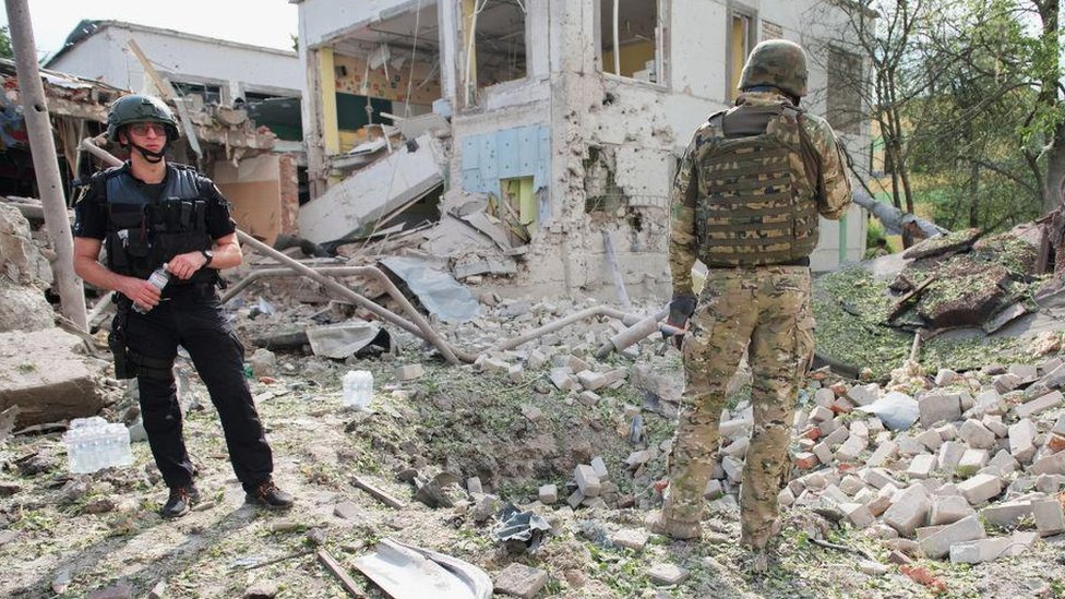 Ukrajinski oficiri patroliraju oko ruševina nakon ruskog vazdušnog udara navođenim bombama u Harkovu