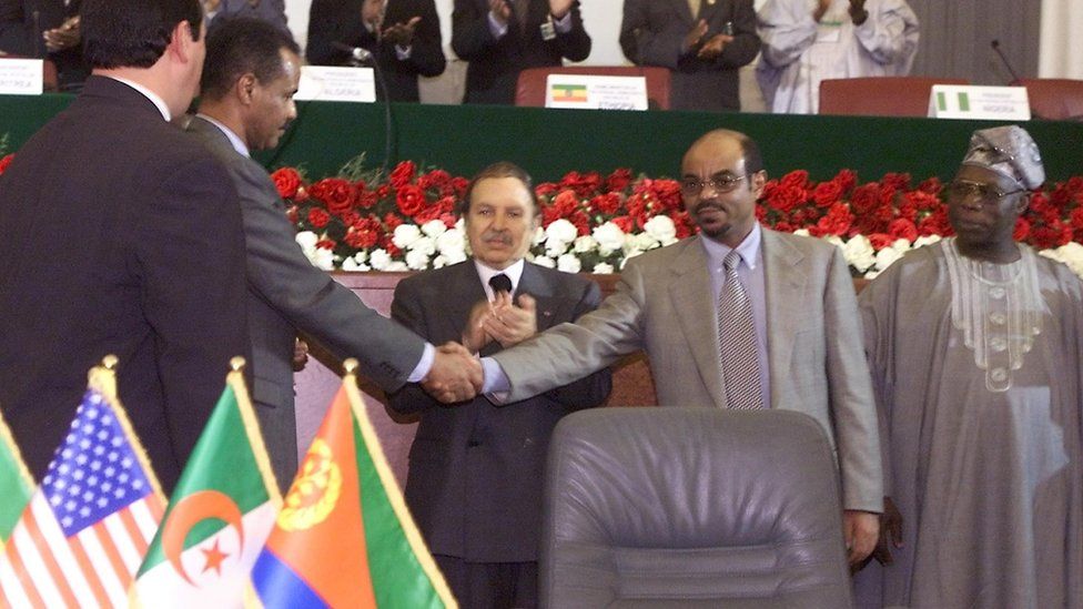 Predstavnici Etiopije i Eritreje na potpisivanju mirovnog sporazuma u Alžiru 2000.