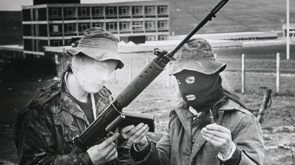 Maskirane članice IRA pokazuju oružje sedamdesetih godina prošlog veka