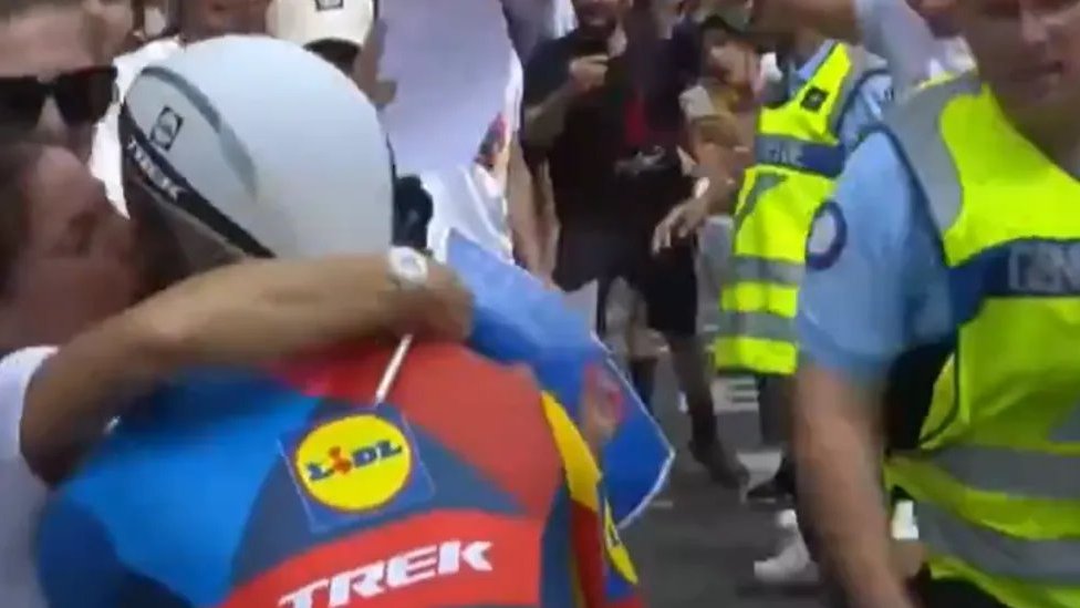 Tur de Frans: Biciklista kažnjen jer je tokom trke poljubio suprugu 9