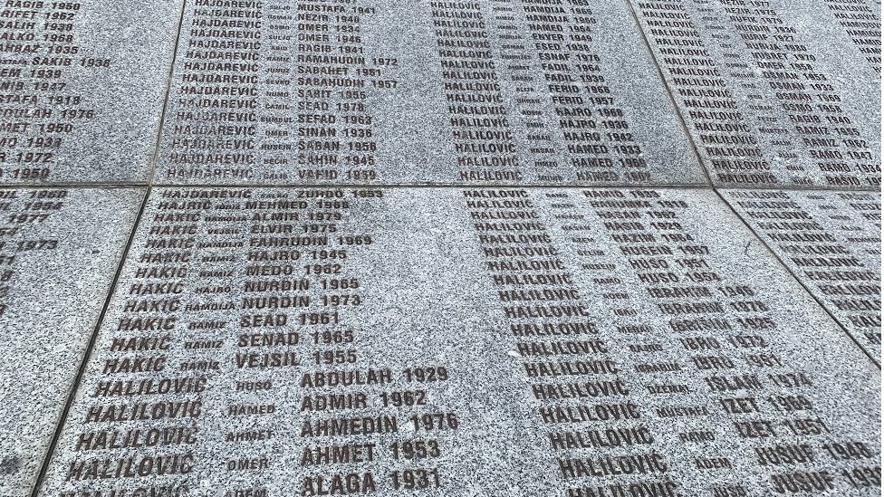 Imena 8.372 ubijenih uklesani su u kamen, među njima su i Sabrijini najmiliji
