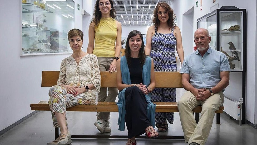 Ángeles Sánchez, Julia Diez, Mercedes Conde, Amara Quirós and José Ignacio Martínez Mendizábal are part of the team that analyzed the bone.