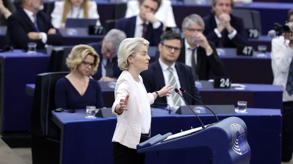 Ursula fon der Lajen drži govor pred evroposlanicima
