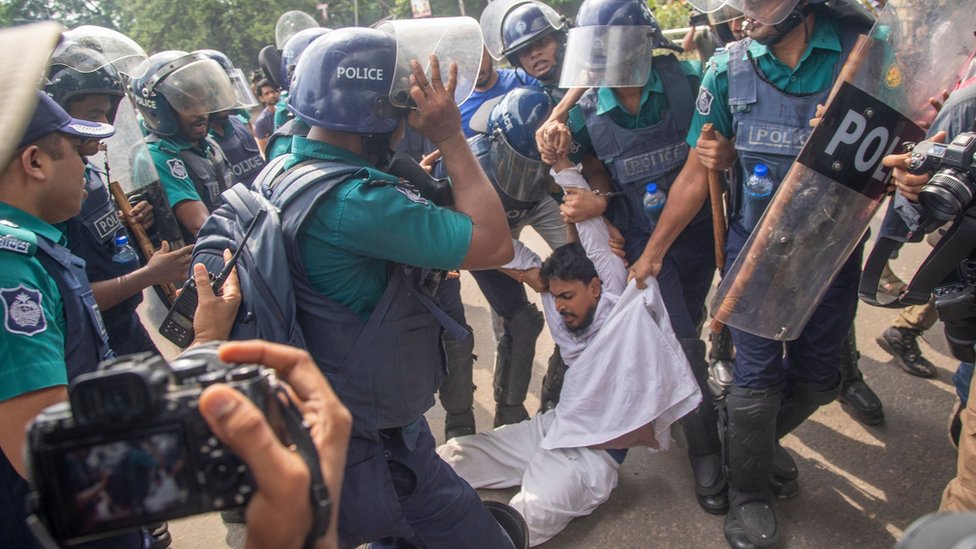 Policija hapsi jednog od studenata u kampusu Univerziteta u Daki