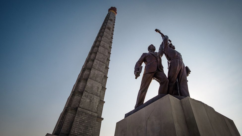 Kula Čuče i spomenik Radničke partije u Pjongjangu
