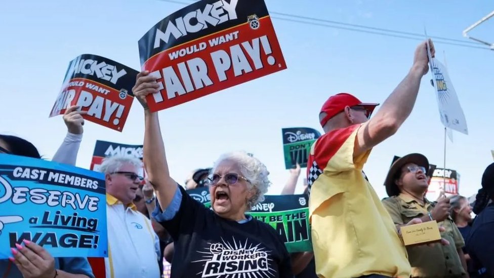 Radnici Diznilenda u Kaliforniji kažu da zbog niskih plata žive u automobilima i motelima 10