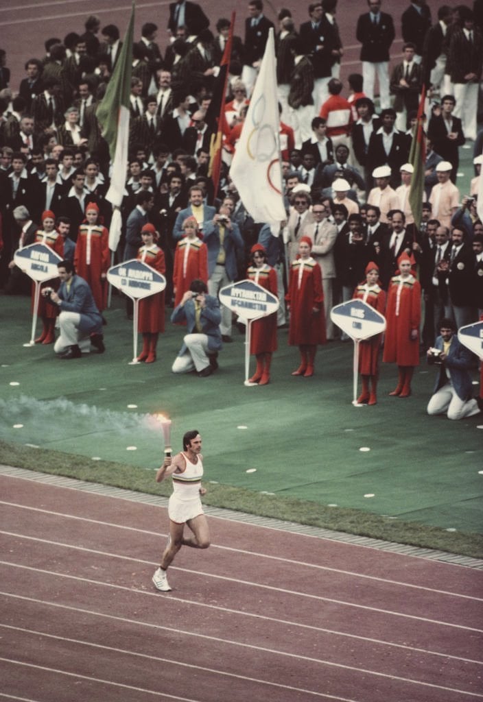 Sergej Belov sa olimpijskom bakljom tokom ceremonije otvaranja Igara u Moskvi 1980.
