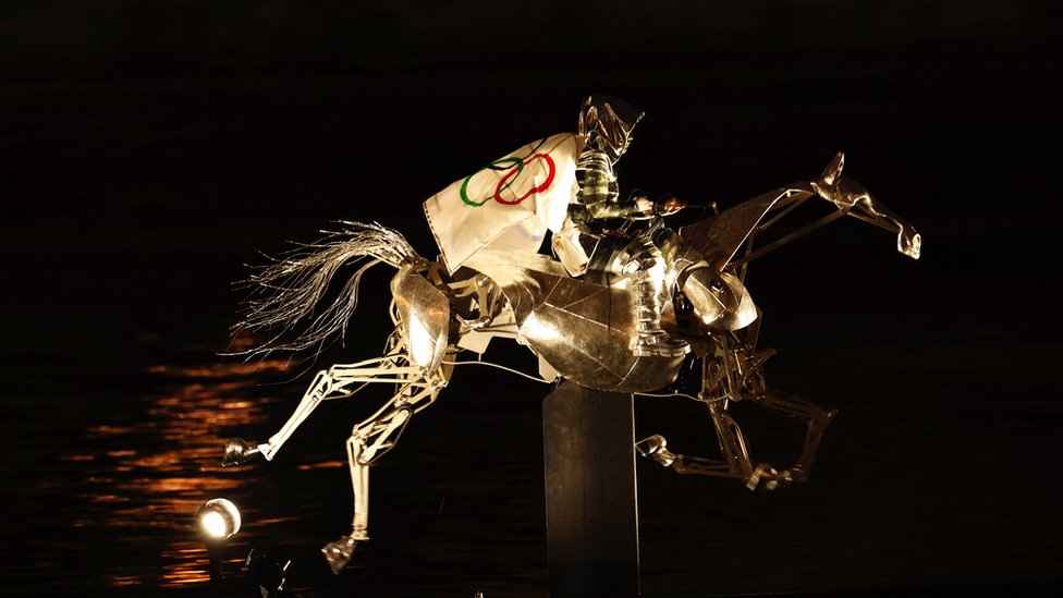 robotski konj koji lebdi nad senom