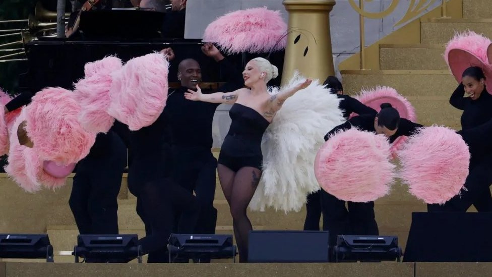 Lejdi Gaga na otvaranju Olimpijskih igara u Parizu peva okružena plesačima sa roze kostimografijom