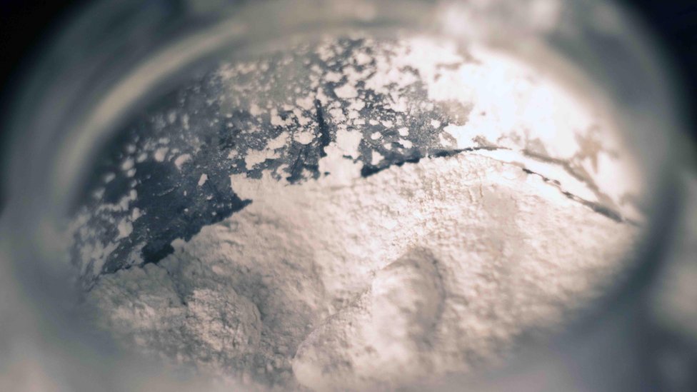 Kokain je zabranjen u većini zemalja i dokazano je da je štetan po zdravlje ljudi koji ga konzumiraju i da uzrokuje smrt u slučaju predoziranja