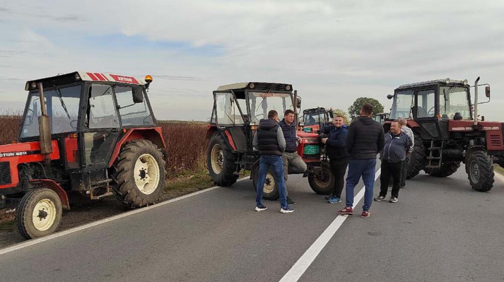 Poljoprivrednici građanima besplatno dele svoje proizvode: Otkup mleka po 40 dinara, u prodavnicama 140 11