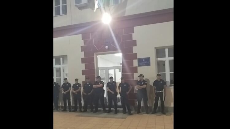 (VIDEO) Građani blokirali kružni tok ispred policijske stanice u Loznici zbog hapšenja aktivista "Ne damo Jadar" 11