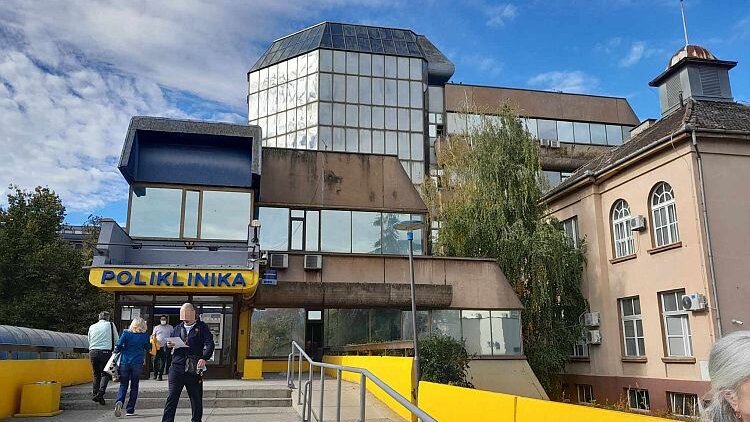 Na 40 stepeni ne radi klima uređaj na Poliklinici KCV u Novom Sadu: "Čekaonice su krcate, pretople i jedva se diše" 11