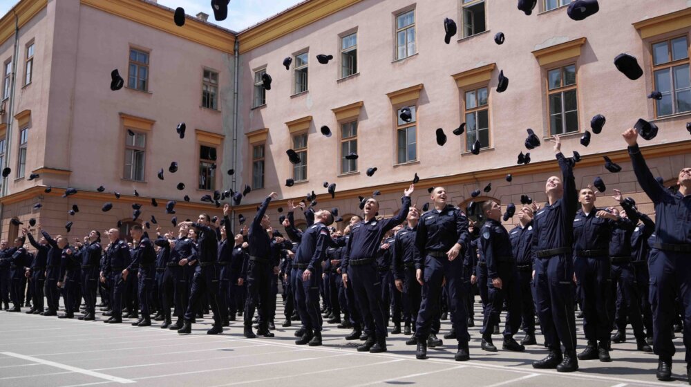 Održana svečana promocija 44. klase polaznika Centra za osnovnu policijsku obuku u Sremskoj Kamenici 9