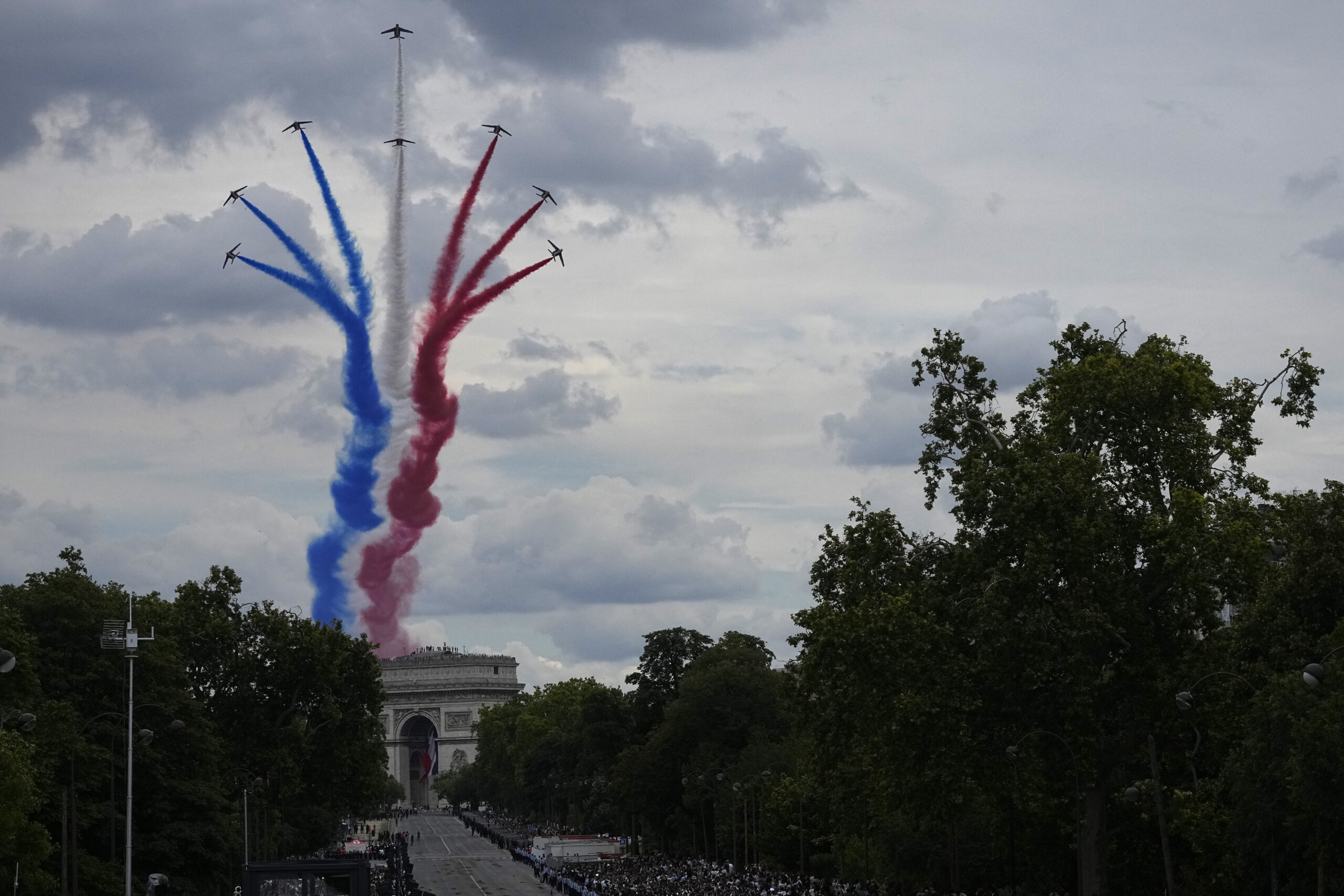 Olimpijska baklja u Parizu na paradi za Dan pada Bastilje 2