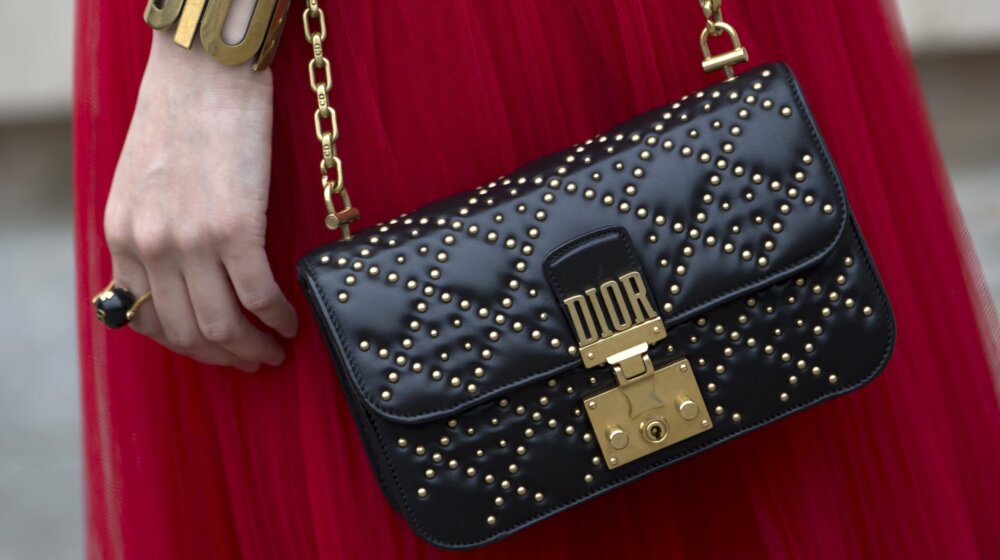 Umešala se i italijanska policija: Koliko košta proizvodnja Dior torbe od 2.800 dolara? 9