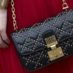Umešala se i italijanska policija: Koliko košta proizvodnja Dior torbe od 2.780 dolara? 9