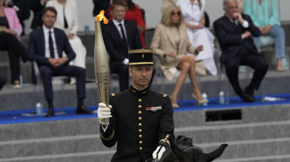 Olimpijska baklja u Parizu na paradi za Dan pada Bastilje 1