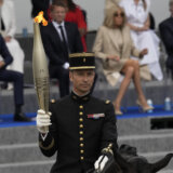 Olimpijska baklja u Parizu na paradi za Dan pada Bastilje 7