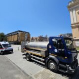 Zbog tropskih vrućina cisterna sa vodom i punkt Hitne pomoći na Trgu Radomira Putnika u Kragujevcu 5