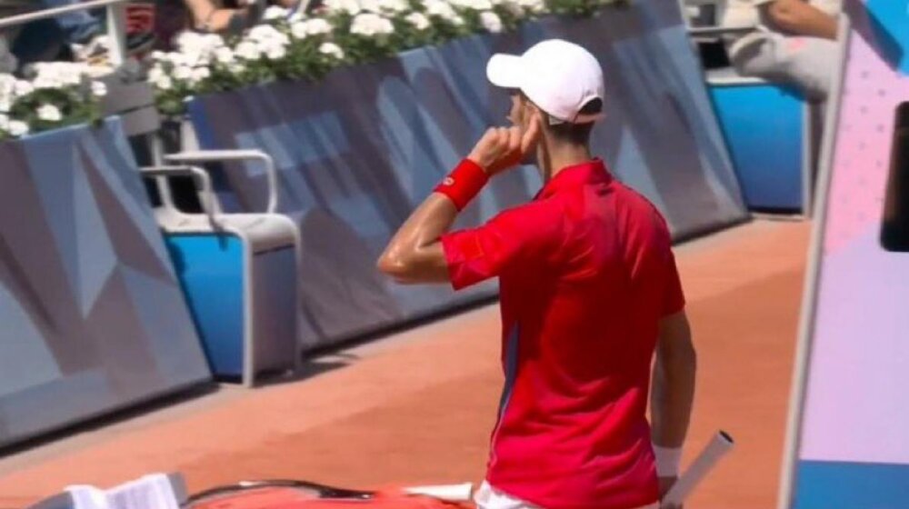 Novak Đoković osvojio odlučujući poen, a onda pokazao navijačima da ih ne čuje: Reakcija sa tribina pokazala da za Nadala nema više nade (VIDEO) 10