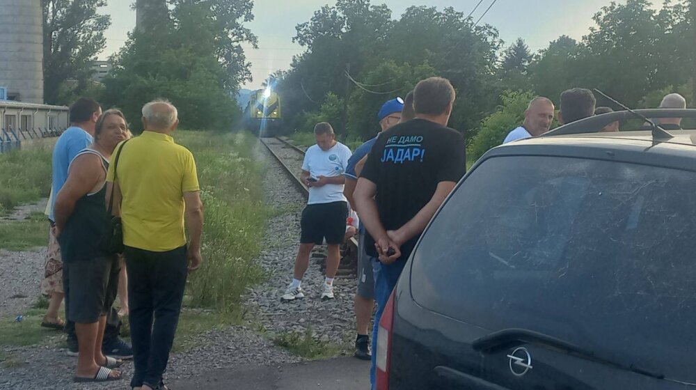 Privedeni aktivisti tokom blokade pruge u Loznici (VIDEO) 1