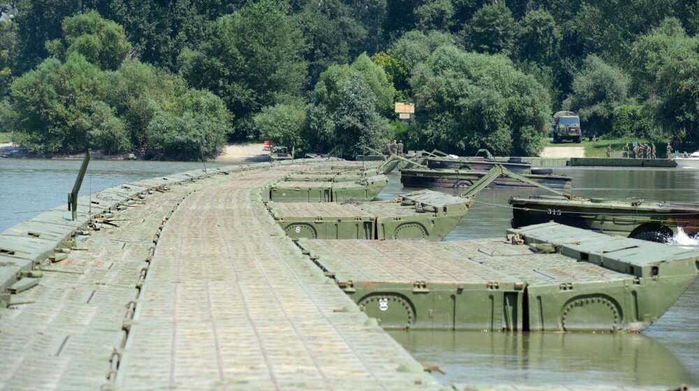 Vojska Srbije postavila pontonski most od Zemunskog keja do Velikog ratnog ostrva 14