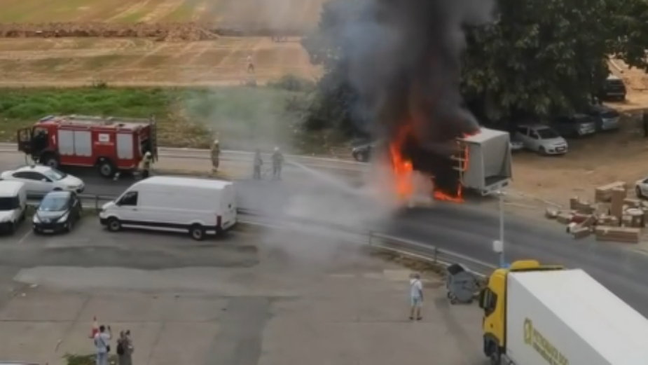 Zapalio se kamion sa klima uređajima na parkingu aerodroma Nikola Tesla (VIDEO) 12