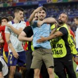 (VIDEO) Haos po završetku polufinalnog meča: Redar povredio napadača “crvene furije”, Španija oslabljena u finalu? 20