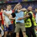 (VIDEO) Haos po završetku polufinalnog meča: Redar povredio napadača “crvene furije”, Španija oslabljena u finalu? 16