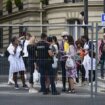 Francuska policija uklonila beskućnike i migrante iz Pariza: Silom potrpani u autobuse pred početak svečanog otvaranja Igara (VIDEO) 14
