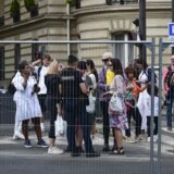 Francuska policija uklonila beskućnike i migrante iz Pariza: Silom potrpani u autobuse pred početak svečanog otvaranja Igara 7