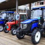 Nove traktore i mehanizaciju grad subvencioniše sa 600.000 dinara: U Kragujevcu uručena rešenja za podsticajna sredstva u poljoprivredi 2