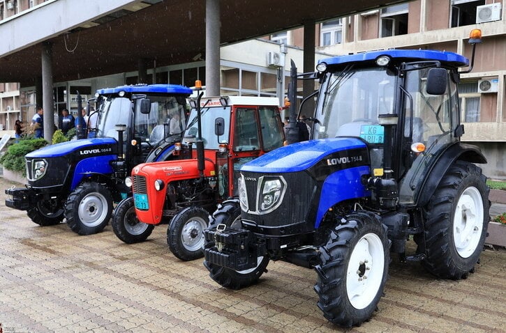Nove traktore i mehanizaciju grad subvencioniše sa 600.000 dinara: U Kragujevcu uručena rešenja za podsticajna sredstva u poljoprivredi 8